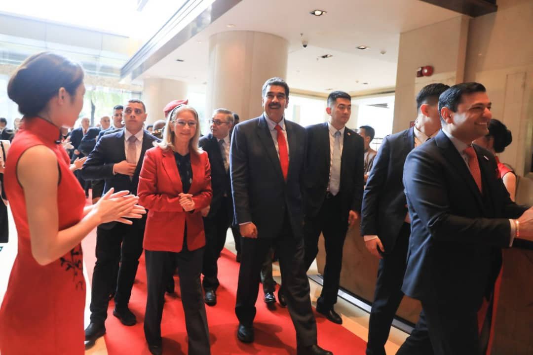 #EnFotos📷| Así fue el recibimiento del Jefe de Estado, @NicolasMaduro junto a la Primera Combatiente @ConCiliaFlores en la ciudad de Shenzhen, República Popular China, en su visita histórica para el fortalecimiento de los lazos de cooperación. #MaduroEsProtecciónSocial