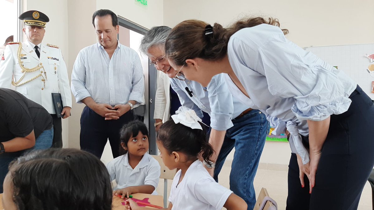 Educacion_Ec's tweet photo. 🔴 [FACEBOOK LIVE] Las niñas, niños y adolescentes de Guayaquil ahora cuentan con la nueva Unidad Educativa José Peralta, un lugar equipado para que puedan aprender y desarrollarse de forma integral.

Te invitamos a seguir la inauguración, donde participa el presidente @LassoGuillermo y la ministra @mariabrownp. ➡️ https://t.co/4BfG37jcTV

#EstrenandoMiEscuela 
#NuestroTrabajoContinúa 
#TransformaciónEducativaEc