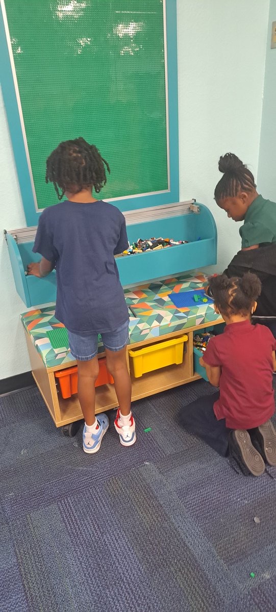 LockhartMagnet's tweet photo. 3rd graders exploring our new @Lego space in the Media Center. What will they create? #hubofschool @SDHCMagnet @TransformHCPS https://t.co/uLbla3gjnw