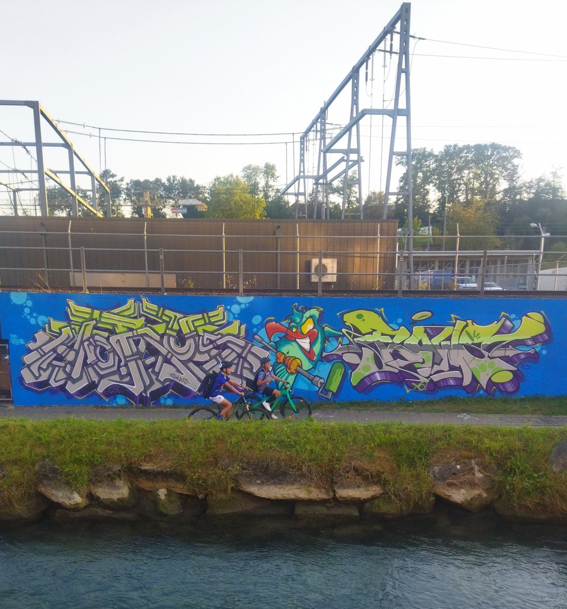 immer wenn ich in den flow komm mal ich mal wieder eine wand. so gestern. scheiss patriachales graffitisystem. 
"figuren konnen die frauen". "wer hat den rechten style gemalt?" "familienausflug, du malst sicher nur wegen dem freund" 
so einige aussagen die ich mir anhören musste