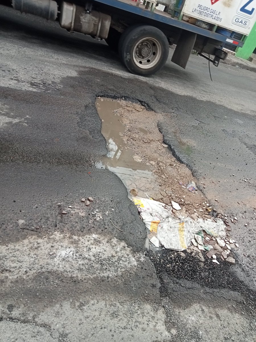 stelacandelas's tweet photo. @siapagdl @gobierno_tonala @tonaladehoy  Fuga de agua en Av. De los maestros, Cruze con Ávila Camacho y López Mateos, colonia el zapote en Tonalá. https://t.co/zJzgrR7FQa