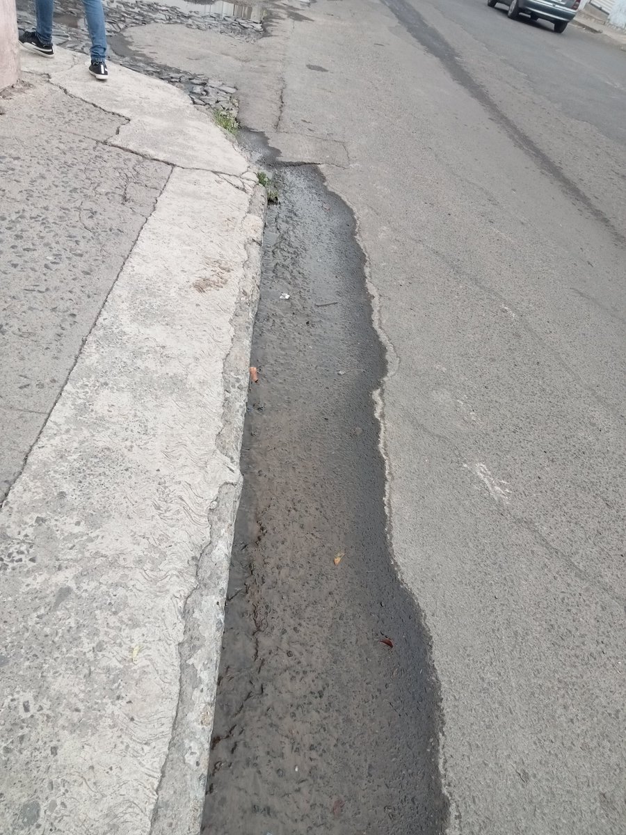 stelacandelas's tweet photo. @siapagdl @gobierno_tonala @tonaladehoy  Fuga de agua en Av. De los maestros, Cruze con Ávila Camacho y López Mateos, colonia el zapote en Tonalá. https://t.co/zJzgrR7FQa