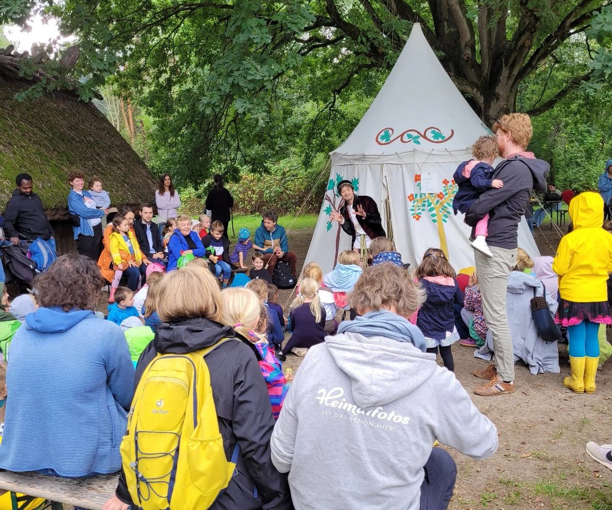 Förderverein Museumsdorf Düppel e.V. (@dueppel_ev) on Twitter photo Am 10.9., 10-18 Uhr, findet im #MuseumsdorfDüppel das #Kinderfest statt. Auf die kleinen Gäste warten viele Mitmachaktionen und die Märchenhexe Silberzweig, Gaukler Astor Ytellar & das Erzähltheater Machandel bieten Unterhaltung. Mehr: <a href="/StadtmuseumBLN/">Stadtmuseum Berlin</a>
dueppel.de/kinderfest-mus… Am 10.9., 10-18 Uhr, findet im #MuseumsdorfDüppel das #Kinderfest statt. Auf die kleinen Gäste warten viele Mitmachaktionen und die Märchenhexe Silberzweig, Gaukler Astor Ytellar & das Erzähltheater Machandel bieten Unterhaltung. Mehr: <a href="/StadtmuseumBLN/">Stadtmuseum Berlin</a>
dueppel.de/kinderfest-mus…