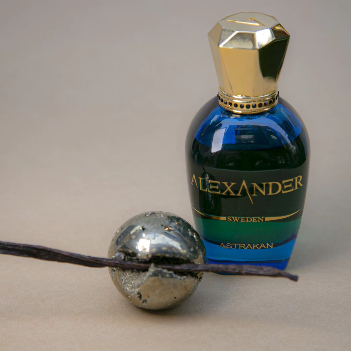 For vanilla fans: Astrakan by Alexander,
a fruity fragrance, rich, sophisticated and delectable, giving you the vibes of apples, just baked with vanilla and cinnamon.
#rareperfume #attar ... #bloomperfumery
instagram.com/p/Cw77QjCoF5N/