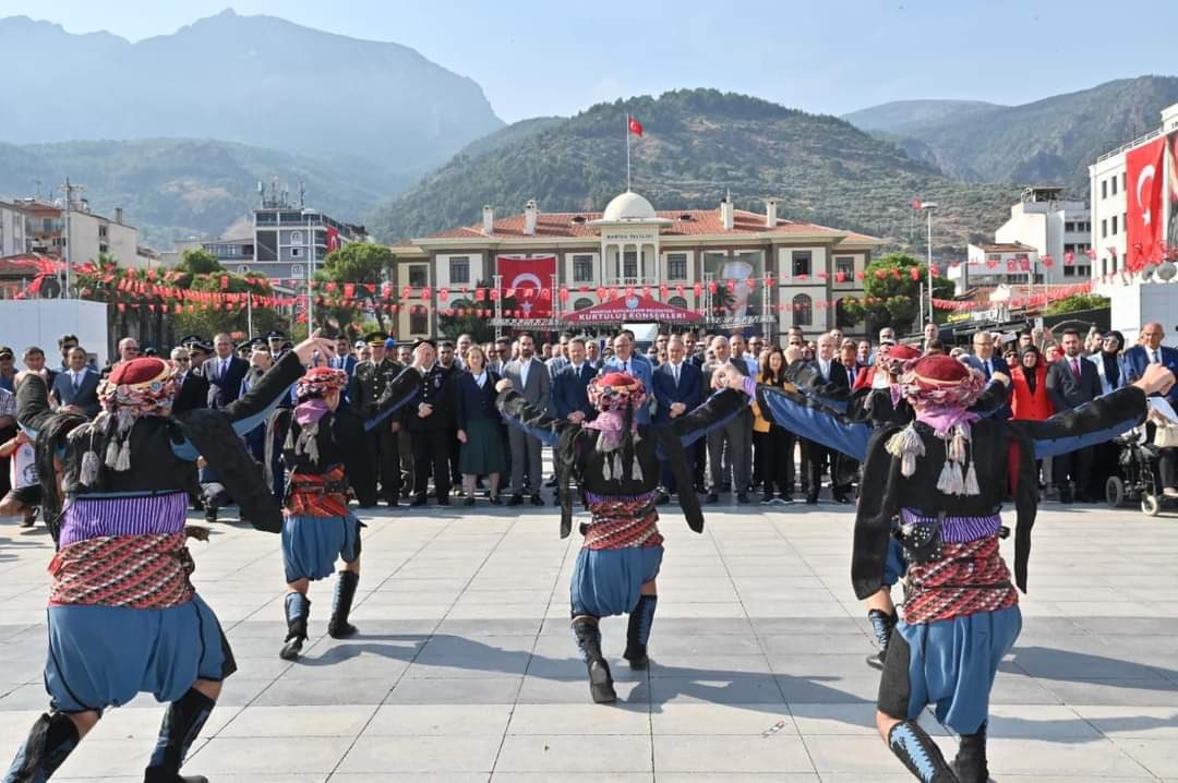 Manisa milletvekilimiz Sn.<a href="/SelmaKavaf/">Selma Aliye KAVAF</a>’ın katılımıyla Manisamızın kurtuluşunun 101.yıl dönümünü kutlayıp gazi ve şehitlerimizi andık. Manisa’nın kurtuluşu kutlu olsun!