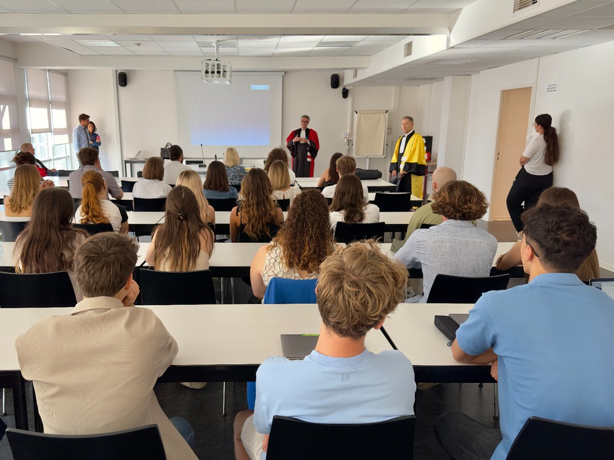 MagistereDJC's tweet photo. Moment important pour les Magistériens et l'équipe pédagogique du #Magistère #droit #journalisme et #communication, la rentrée solennelle est l'occasion d'accueillir les étudiants sur le campus de la @FdspAmu et de présenter les enjeux et projets de l'année.
Bienvenue ! 👩‍🎓👨‍🎓👏 https://t.co/fixyS0mF3a