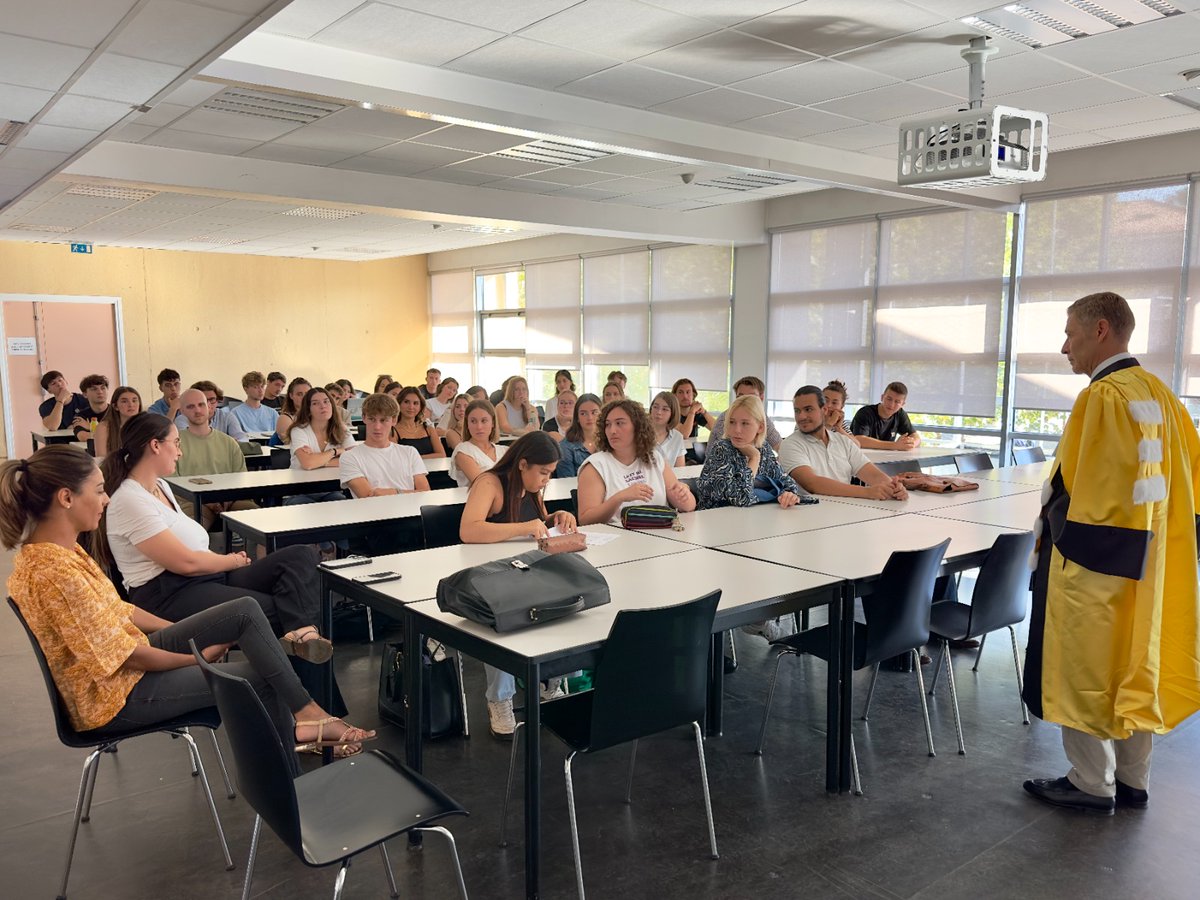 MagistereDJC's tweet photo. Moment important pour les Magistériens et l'équipe pédagogique du #Magistère #droit #journalisme et #communication, la rentrée solennelle est l'occasion d'accueillir les étudiants sur le campus de la @FdspAmu et de présenter les enjeux et projets de l'année.
Bienvenue ! 👩‍🎓👨‍🎓👏 https://t.co/fixyS0mF3a