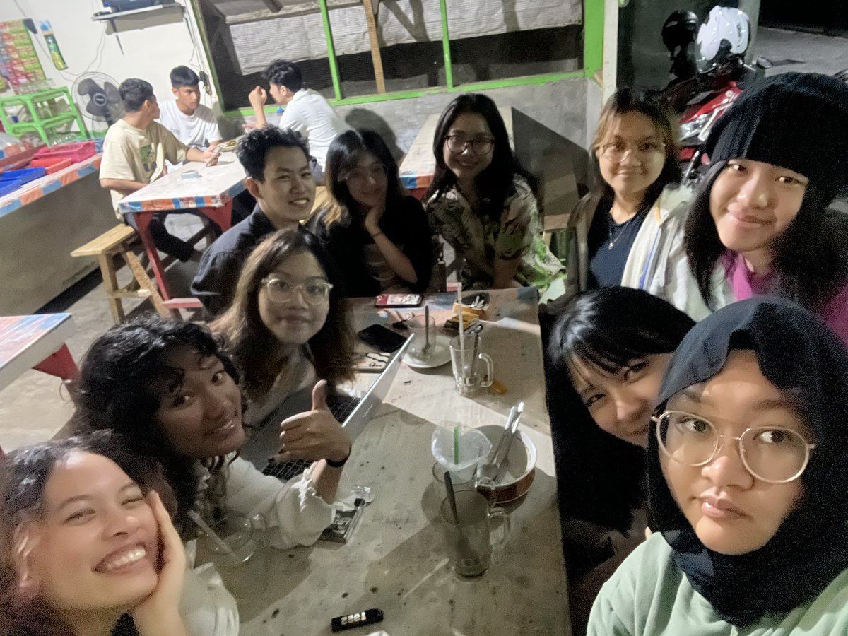 043V3R's tweet photo. random ass group of ppl #PribumiBringsPeopleTogether #HappyFamily #EsMilo https://t.co/M880CRU8bG