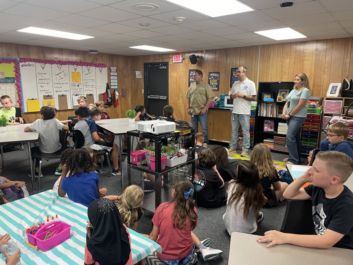 3rd-5th GT students meeting with experts on their Greenhouse Project. ⁦@ElizabethFagen⁩ ⁦@HumbleISD⁩ ⁦@Christy_Erb⁩