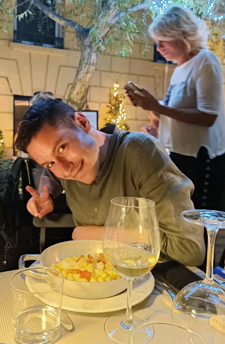 Mi sono appena accorto che Maria De Filippi è una fotobomber.