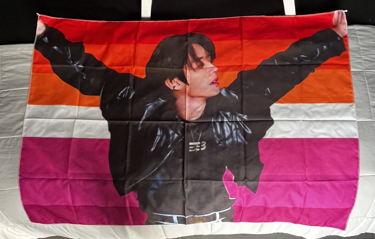 minsungonmyphon's tweet image. minsung on my phone? MORE LIKE LEE KNOW ON MY WALL