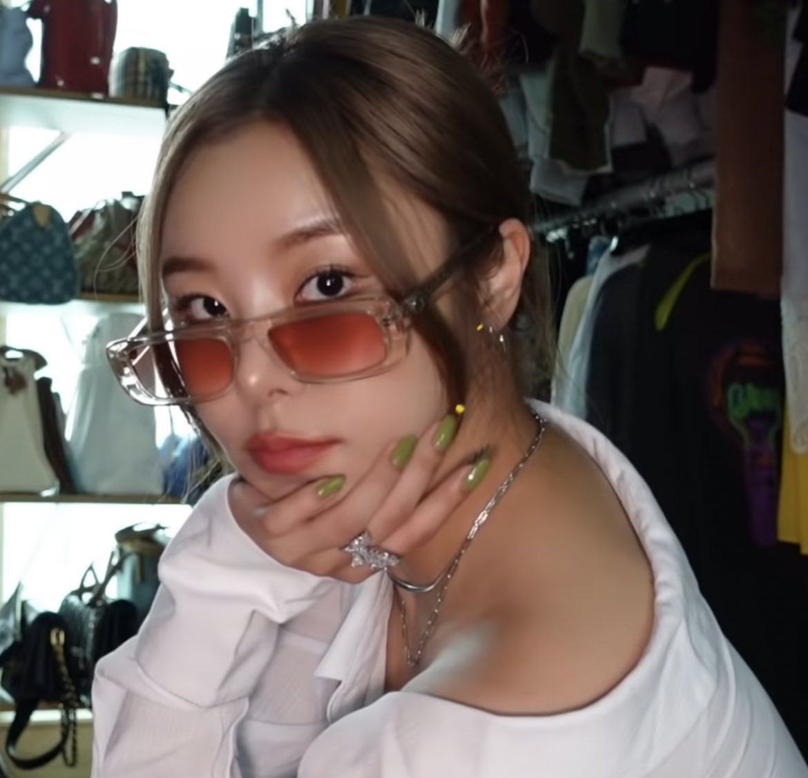 JWIrresistible's tweet photo. same shirt, different mood

🥵🔥🆘❤️‍🔥                         ☺️🐰🍼🤏🏼 https://t.co/98bMKgWejn