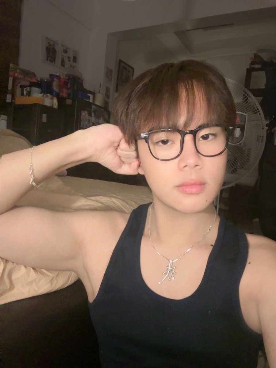 huiversal's tweet photo. 👓🤏🏻

#ENHYPEN #ENHYPEN_HEESEUNG #HEESEUNG #ENSD #EngeneSelcaDay #ENGENE #EngeneSelcaDay_HEESEUNG https://t.co/SHL14cTcbp