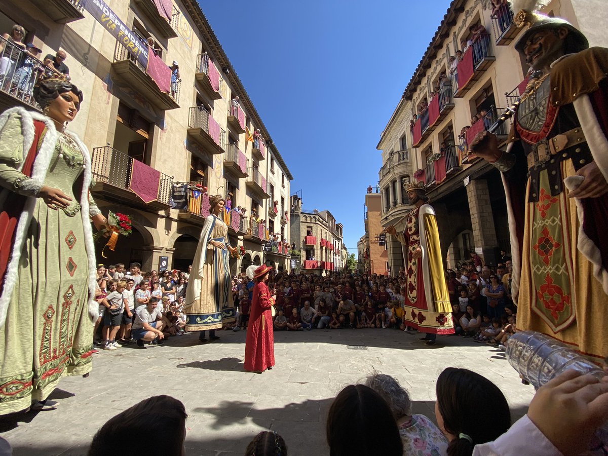 noevilaseca's tweet photo. Coneixeu uns gegants estèticament millors i amb un ball més elegant que aquest? 

#FMSolsona2023 #Solsona #culturapopular https://t.co/GerMeFK9p0