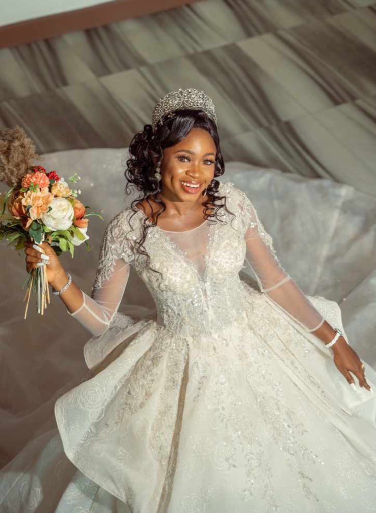 MzTritta's tweet photo. Hi guys, My name is @MzTritta . I’m a professional Bridal Hairstylist. I also sell luxury and affordable wigs and weaves. 

Let me be your plug for your special day. https://t.co/tV7rVanlpw