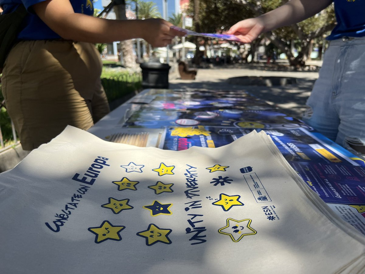ESNSpain's tweet photo. Estamos en Las Palmas de Gran Canaria hablando de Europa con las personas que pasan por el Parque de San Telmo 💙✨  @HablamosdEuropa @esn_laspalmas @Europarl_ES @AyuntamientoLPA @ESN_Int @eu2023es https://t.co/VguMiQOLjD