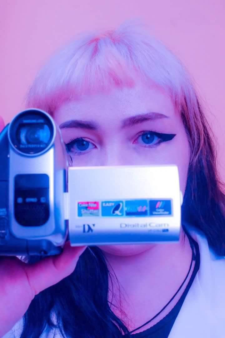 EveBelleSongs's tweet image. My big announcement.

My new single ‘TV’ is out next Friday Sept 15.

My new EP ‘Sharp Relief’ is out Friday Sept 29.

I’m performing a headline show in the Sunflower Bar on Oct 11.

Huge thank yous to @ArtsCouncilNI for supporting me x