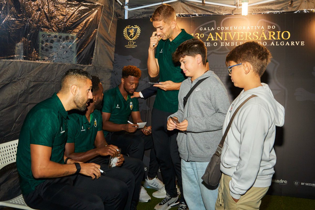 SCFarense_'s tweet image. Ontem os nossos jogadores F.Isidoro, M.Matias, Gonçalo S. e Zé Luís, acompanhados pelo mister José Mota, marcaram presença no espaço SC Farense no #FestivalF , onde os nossos adeptos tiveram a oportunidade de os conhecer pessoalmente, tirar fotos e pedir autógrafos.