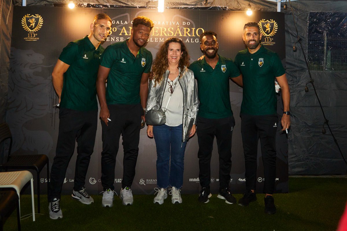 SCFarense_'s tweet image. Ontem os nossos jogadores F.Isidoro, M.Matias, Gonçalo S. e Zé Luís, acompanhados pelo mister José Mota, marcaram presença no espaço SC Farense no #FestivalF , onde os nossos adeptos tiveram a oportunidade de os conhecer pessoalmente, tirar fotos e pedir autógrafos.