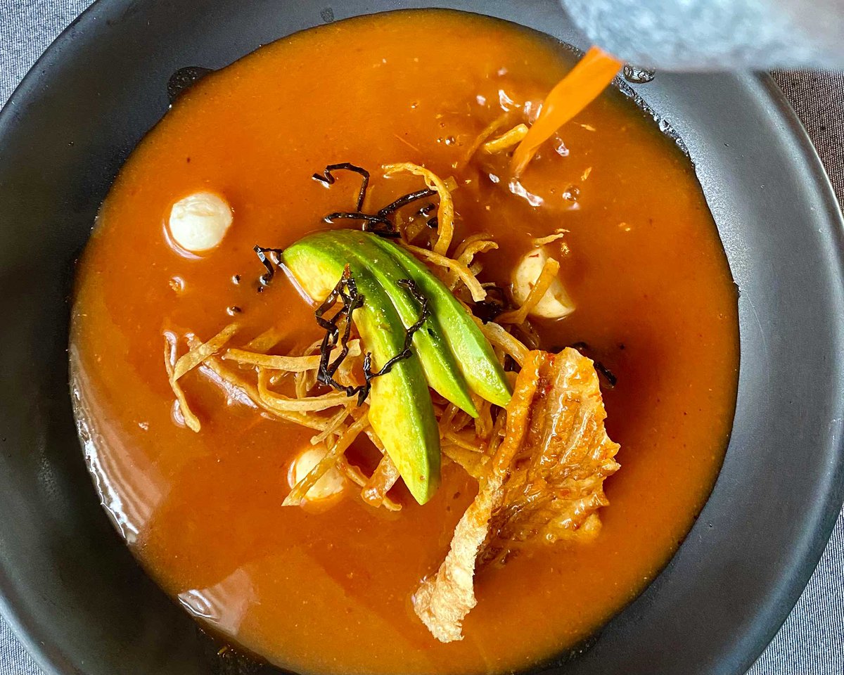 FoodandTravelMX's tweet photo. ¡Celebra el mes patrio con una explosión de sabores mexicanos! Desde pozole verde de setas hasta tamales de chipilín, estos nuevos restaurantes ofrecen una experiencia culinaria única. 

#Altanera #Pariente #Mol #Magda #SiembraComedor #Manglar 

➡️https://t.co/VqJch3nNiY https://t.co/18WsYugUbF