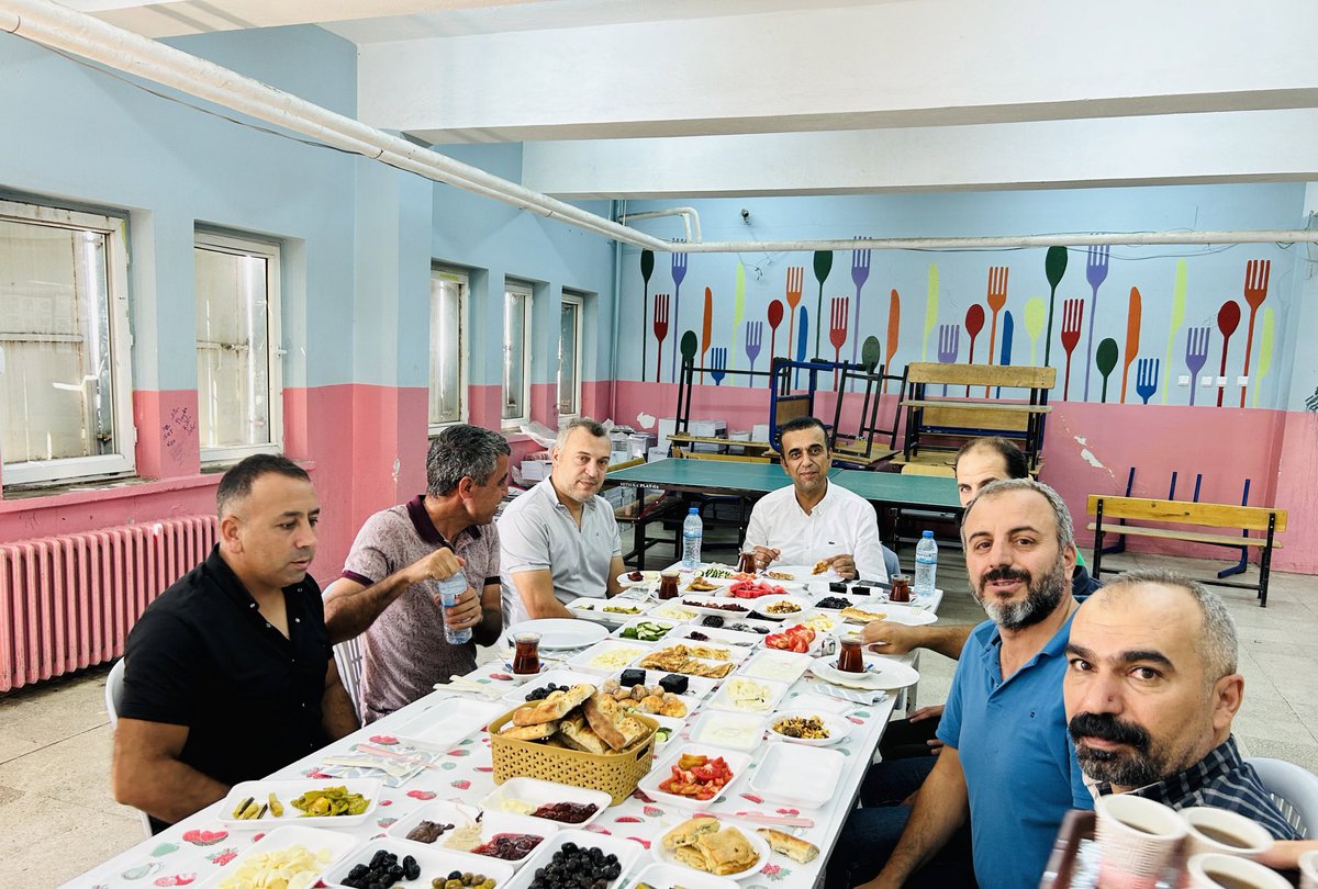 kocakoycpal's tweet photo. Okulumuzu yeni eğitim-öğretim yılına hazırlarken kısa bir kahvaltı molası verdik. Gelenekselleşen kahvaltımıza Kocaköy İlçe Milli Eğitim Müdürümüz Sayın Ercan Akdoğan ve şube müdürlerimiz katıldı. İlçe milli eğitim müdürümüz yeni eğitim-öğretim yılında öğretmenlerimize başarılar dileyip, güzel temennilerde bulundu. 

@Diyarbakirmem
@Murat4Kucukali
@tckocakoy 
@Kocakoymem 
@Ercanakdogan021
@erkan_bakacak 
@kadrizma