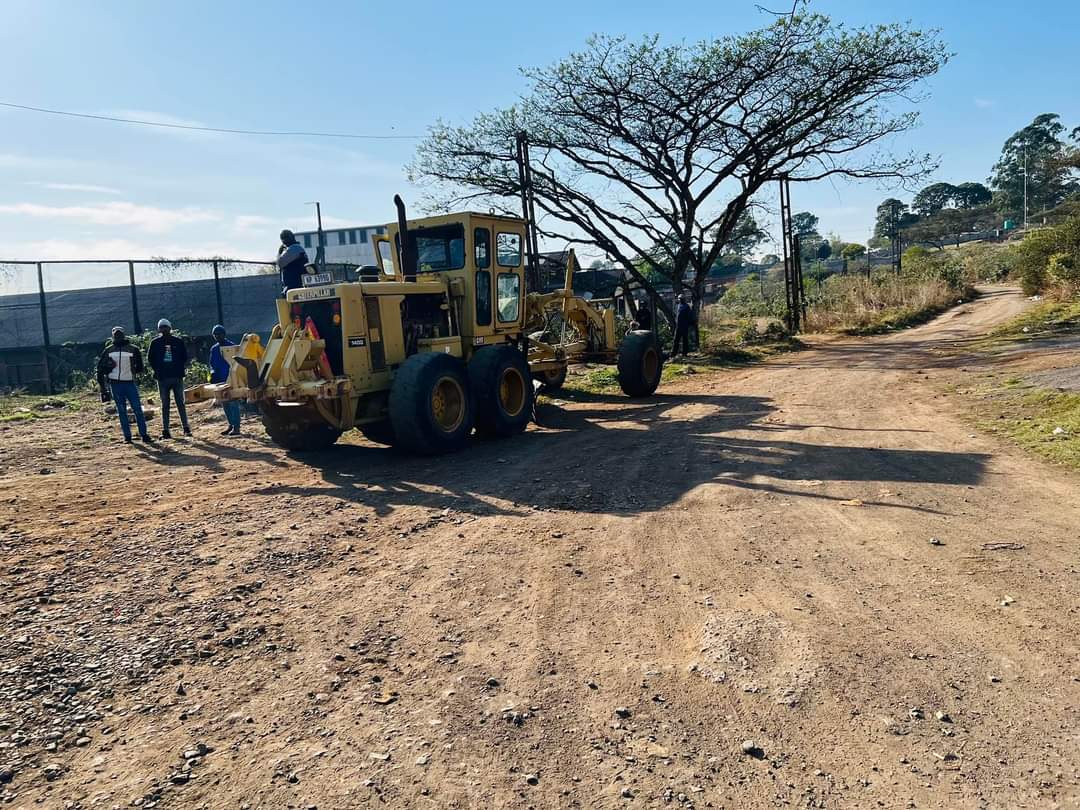 MayorPappas's tweet image. Deputy Mayor of uMngeni Municipality, Sandile Mnikathi handed over the MIDMAR aligned re-gravelling projects in Ward 1 and Ward 2. Valued at R2.2 million includes re-gravelling of existing 5,5km gravel roads wards 1, 2, 3, 5, 7

#MakingProgressTogether
#MIDMAR