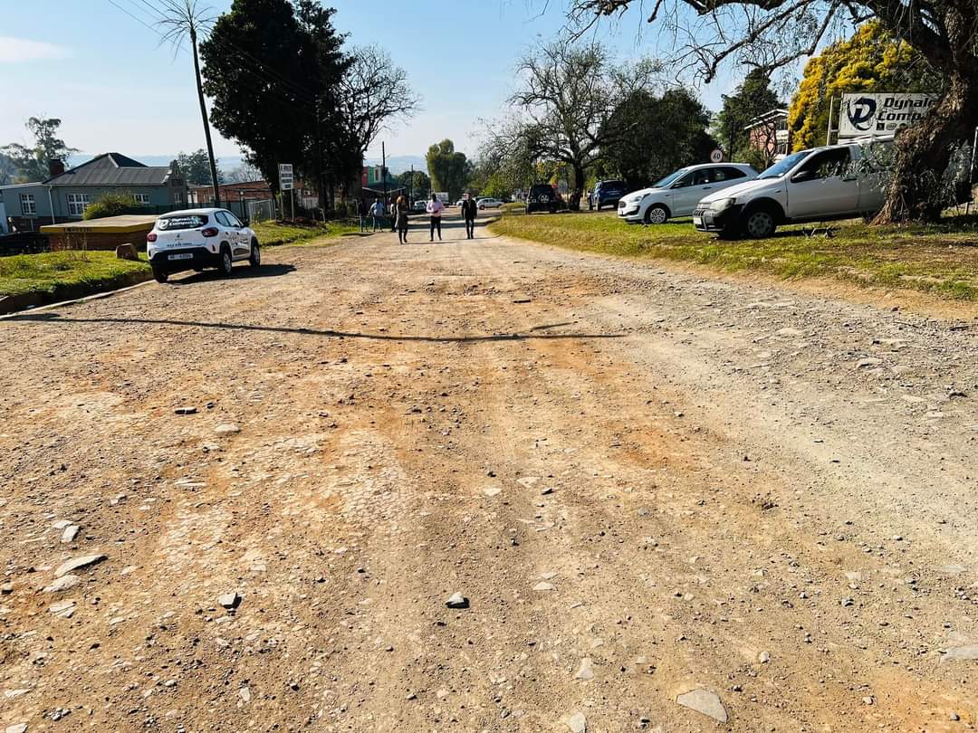 MayorPappas's tweet image. Deputy Mayor of uMngeni Municipality, Sandile Mnikathi handed over the MIDMAR aligned re-gravelling projects in Ward 1 and Ward 2. Valued at R2.2 million includes re-gravelling of existing 5,5km gravel roads wards 1, 2, 3, 5, 7

#MakingProgressTogether
#MIDMAR