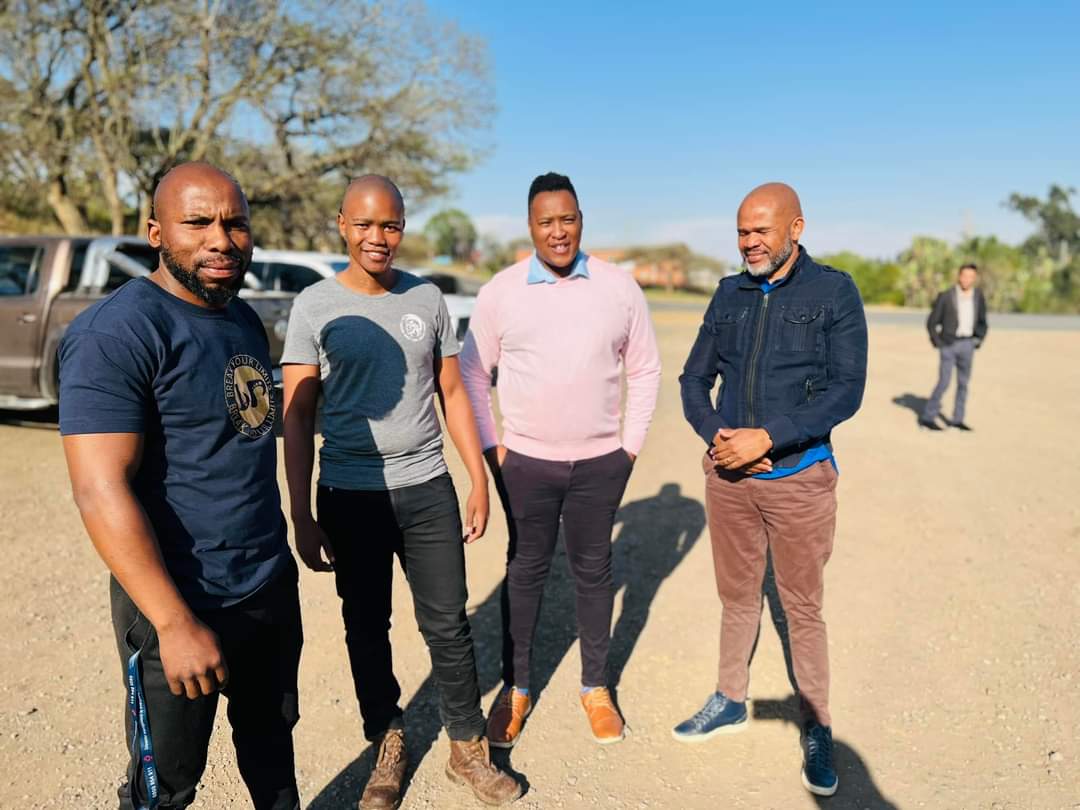 MayorPappas's tweet image. Deputy Mayor of uMngeni Municipality, Sandile Mnikathi handed over the MIDMAR aligned re-gravelling projects in Ward 1 and Ward 2. Valued at R2.2 million includes re-gravelling of existing 5,5km gravel roads wards 1, 2, 3, 5, 7

#MakingProgressTogether
#MIDMAR