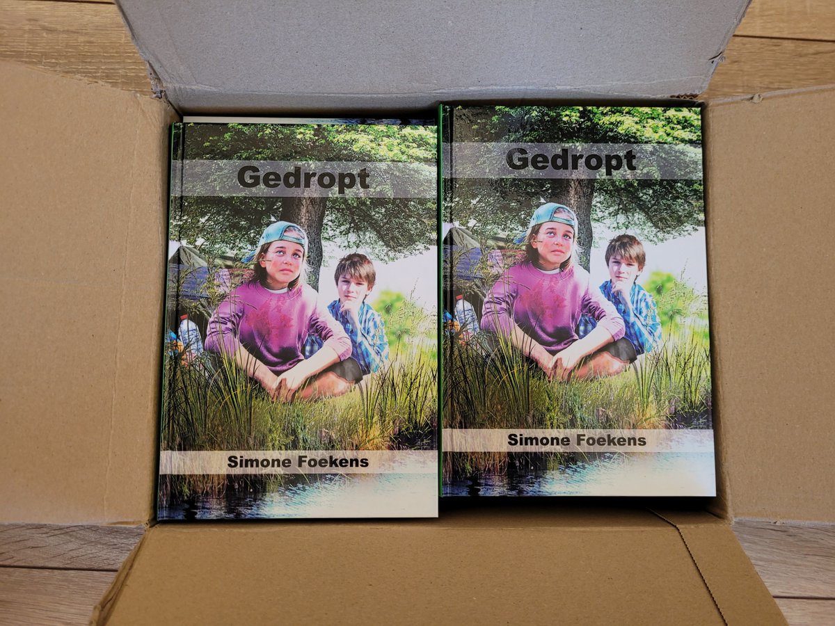 Wohoo, dat is een fantastisch begin van het weekend!
Gedropt, mijn eerste boek uit 2009, is verschenen in een nieuw jasje en wordt op dit moment door de uitgeverij uitgeleverd aan de boekhandels.
En nog leuker: Binnenkort zal Gedropt ook als luisterboek te beluisteren zijn.