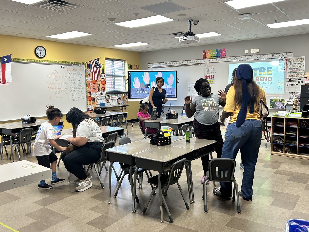 Jones46Sheri's tweet image. Magical SuCcEsS 🌟 @JSES_Stallions staff and vendors rocked our Fall Open House #LeadingandLearning #ChoosingtoCare #ShineStallionsShine