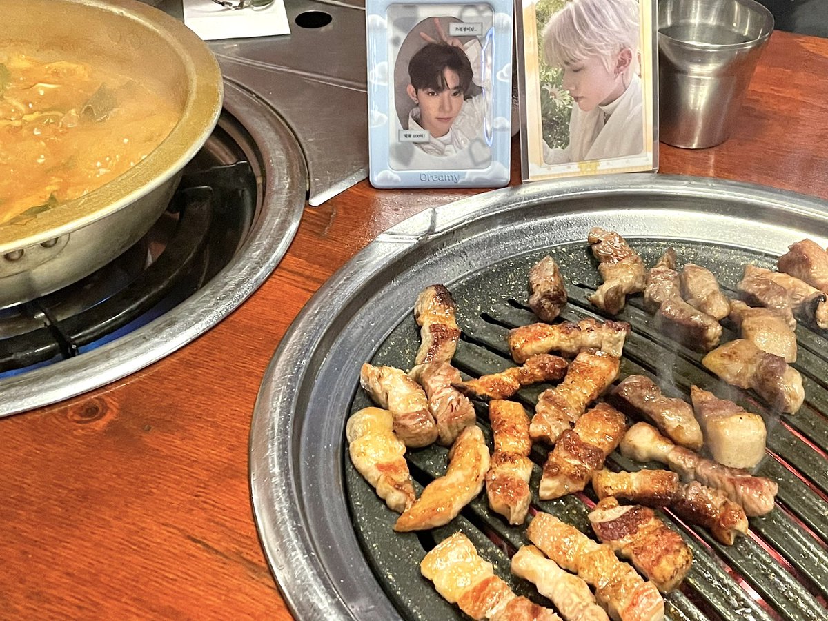 dongle_eeee's tweet photo. 📍국제식당
      해피베어데이

애들 따라 국제식당 가서 맛있는 고기도 먹고 기여운 곰돌이도 야무지게 먹엇다 🫠🧸 우리가 다 머것은데요 ~

#하오_늘도잘먹었다
#한빈이_입속으로_올인해
#우_리키_리만_먹자
#갈비 https://t.co/EDnk2Hmtar