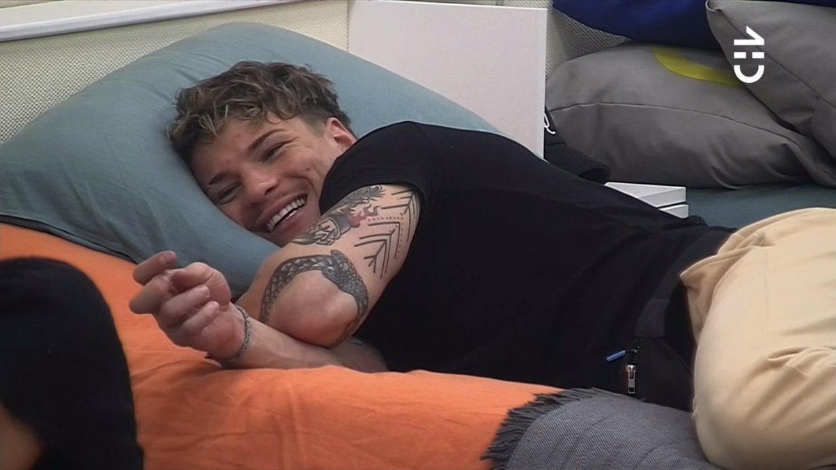 violette9023's tweet photo. Raimundo y Monica son iguales pero en forma opuesta.
Lobos con piel de oveja, cieeerto.
En el día vs en el vivo
#LaResistenciaLulo
#TheLulosShow 
#GranHermanoChile 
#GranHermanoCHV https://t.co/HrbiW1brKR
