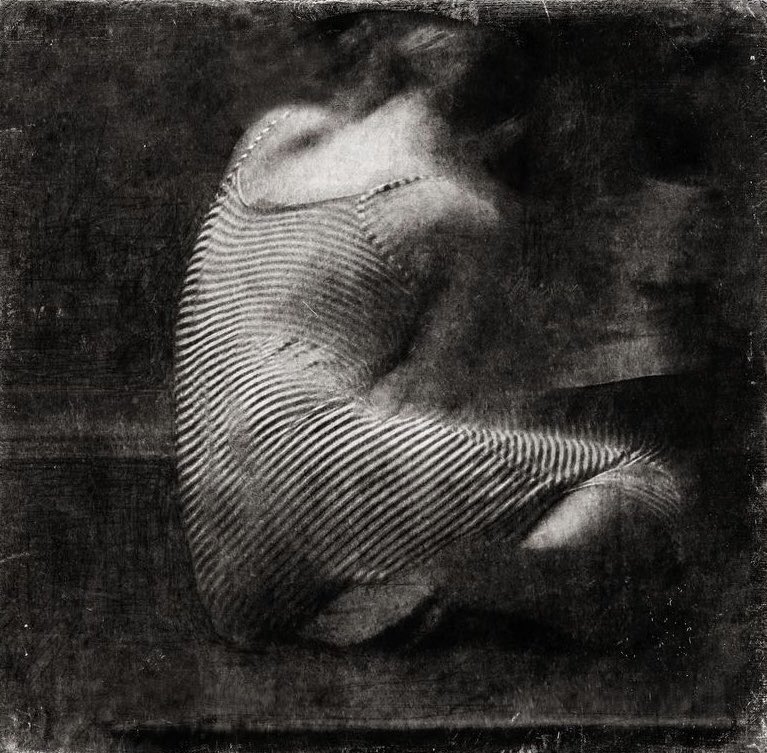 “Come se si potesse scegliere in amore, come se non fosse un fulmine che ti spezza le ossa e ti lascia lungo disteso in mezzo al cortile”

Julio Cortázar, Il gioco del mondo

Tim Lowly