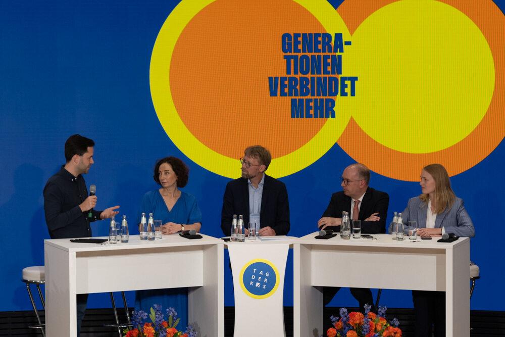 KASonline's tweet photo. Am gestrigen #TagDerKAS wurde intensiv über das Miteinander der #Generationen debattiert. Denn Zeiten von Krieg, Klimakrise & Rentenfragen verlangen mehr denn je nach generationsübergreifenden Dialogen, welche die Grundlage unserer Demokratie bilden.
https://t.co/BjRbXDZUww https://t.co/LFAp7j3jRm