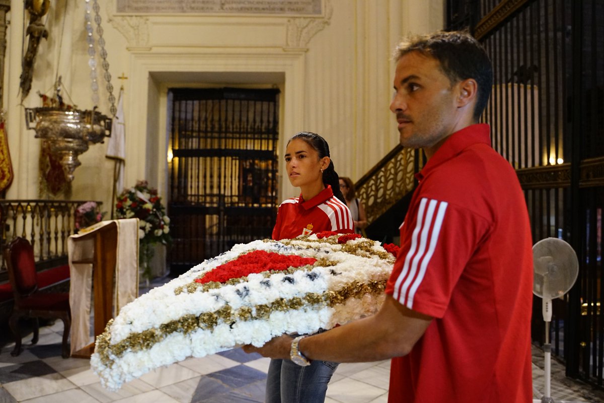 realmurciacfsad's tweet image. OFRENDA | 💐 Nuestros equipos masculinos y femenino junto al Consejo de Administración y al Concejal de Deportes, Miguel Ángel Noguera, han realizado en el día de hoy la ofrenda floral a la Virgen de la Fuensanta en la Catedral de #Murcia.

⭐️ con @FunerariadJesus