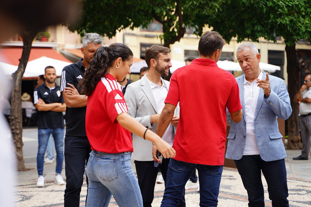 realmurciacfsad's tweet image. OFRENDA | 💐 Nuestros equipos masculinos y femenino junto al Consejo de Administración y al Concejal de Deportes, Miguel Ángel Noguera, han realizado en el día de hoy la ofrenda floral a la Virgen de la Fuensanta en la Catedral de #Murcia.

⭐️ con @FunerariadJesus