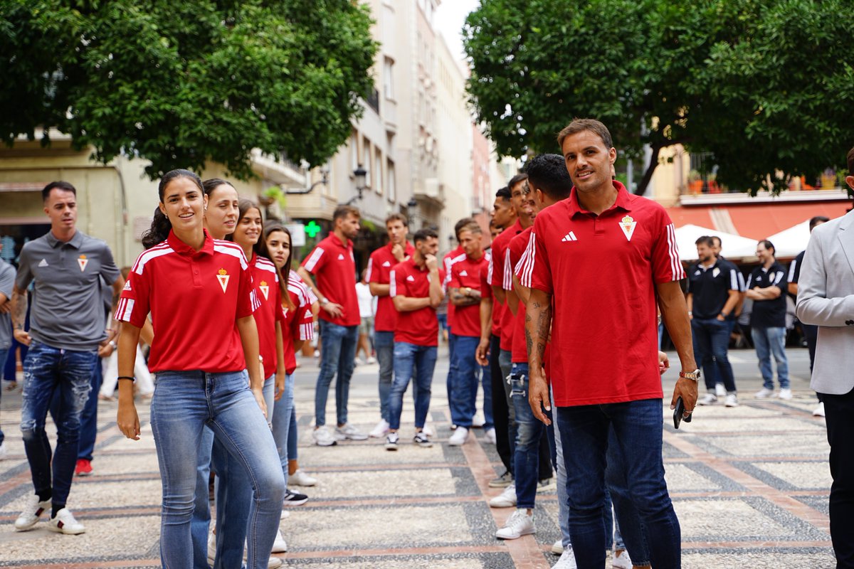realmurciacfsad's tweet image. OFRENDA | 💐 Nuestros equipos masculinos y femenino junto al Consejo de Administración y al Concejal de Deportes, Miguel Ángel Noguera, han realizado en el día de hoy la ofrenda floral a la Virgen de la Fuensanta en la Catedral de #Murcia.

⭐️ con @FunerariadJesus