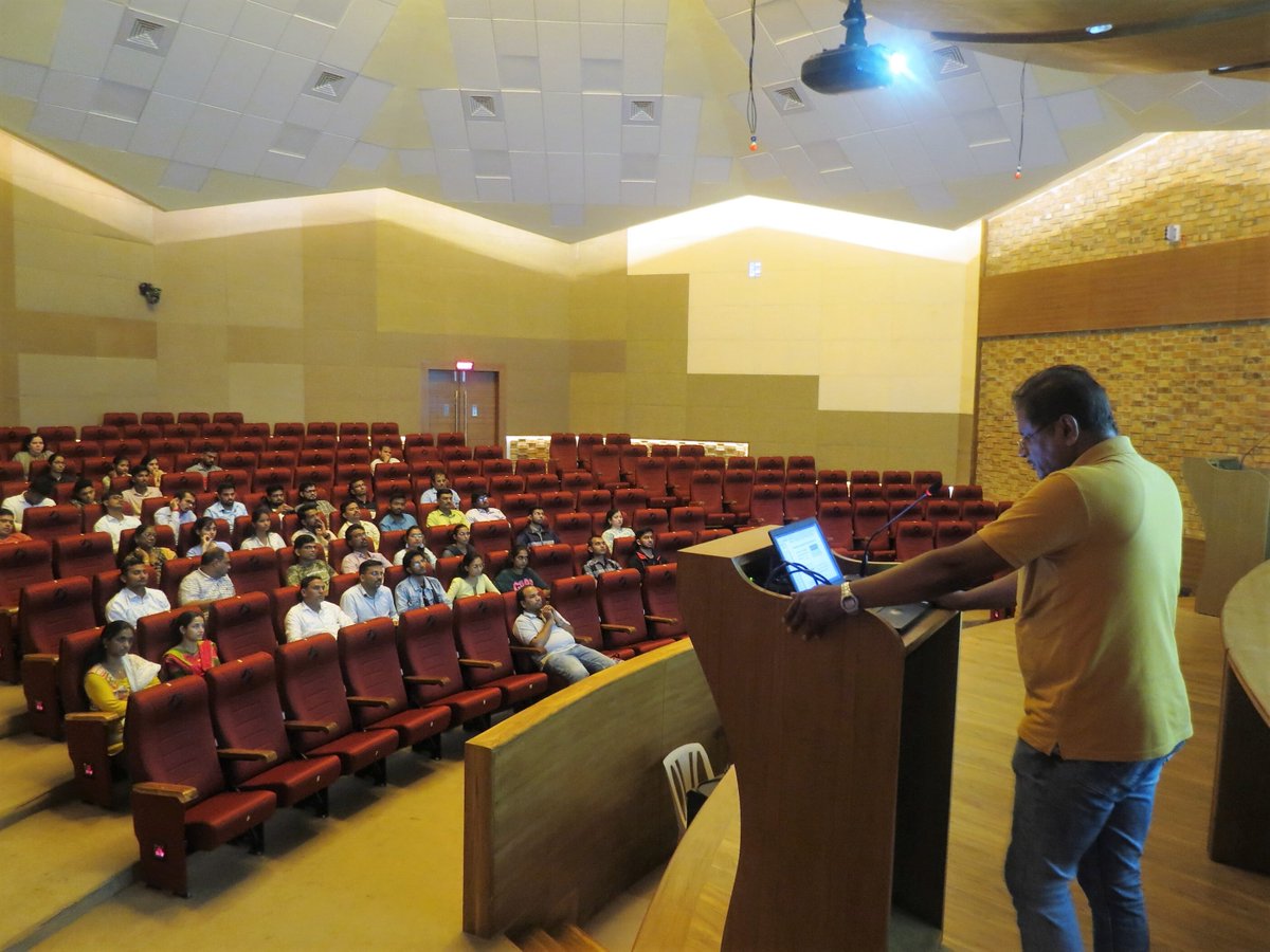 As part of a joint initiative of the <a href="/MSFDA_Official/">MSFDA</a> and <a href="/IUCAAstro/">Inter-University Centre for Astronomy&Astrophysics</a>'s Astronomy Centre for Educators, a group of 45 educators visited the #GMRT for a workshop on the theme of "Astronomy, Science &amp; Society". These are being organized across Maharashtra (📸: Jameer Manur + #GMRT).