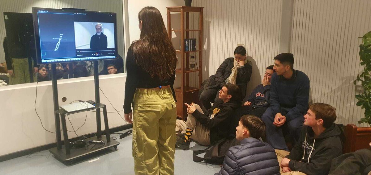 Empirical5E_Lab's tweet image. Esta semana nos visitaron profesores y estudiantes del colegio St. George. Tuvimos la oportunidad de mostrarles el enfoque de investigación que desarrollamos basado en contextos ecológicos y que desarrollamos en el Laboratorio de Movimiento y Cognición (LabMyC)