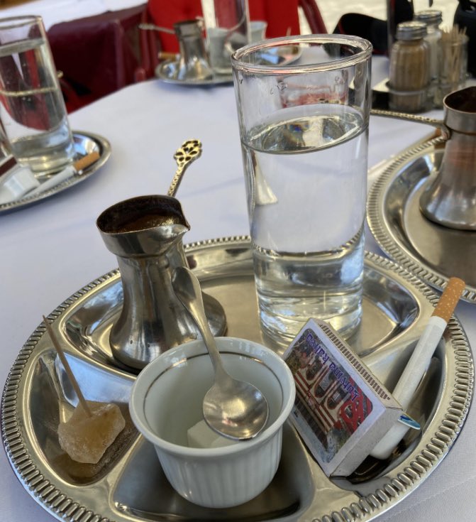 pauserrasolsas's tweet photo. a bòsnia si demanes un cafè et donen un cigarro em sembla increïble https://t.co/bmWUXFF68r