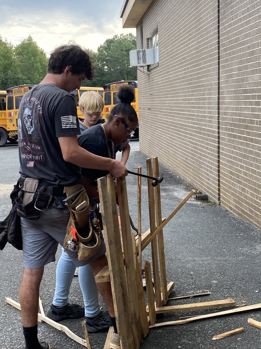 In collaboration with Mr. Eagle’s class building storage cabinets!  Practice use of safety skills, tools, communication and collaboration. #TheErwinWay @daherring4 @jesssueallen @rchandler14 #LevelUp
#RSSCTE