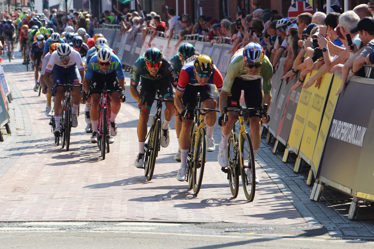 AdrianDurnell's tweet photo. #TourOfBritain #Wrexham @WoutvanAert #olavKooij @TourofBritain https://t.co/hDKUkFE0GK