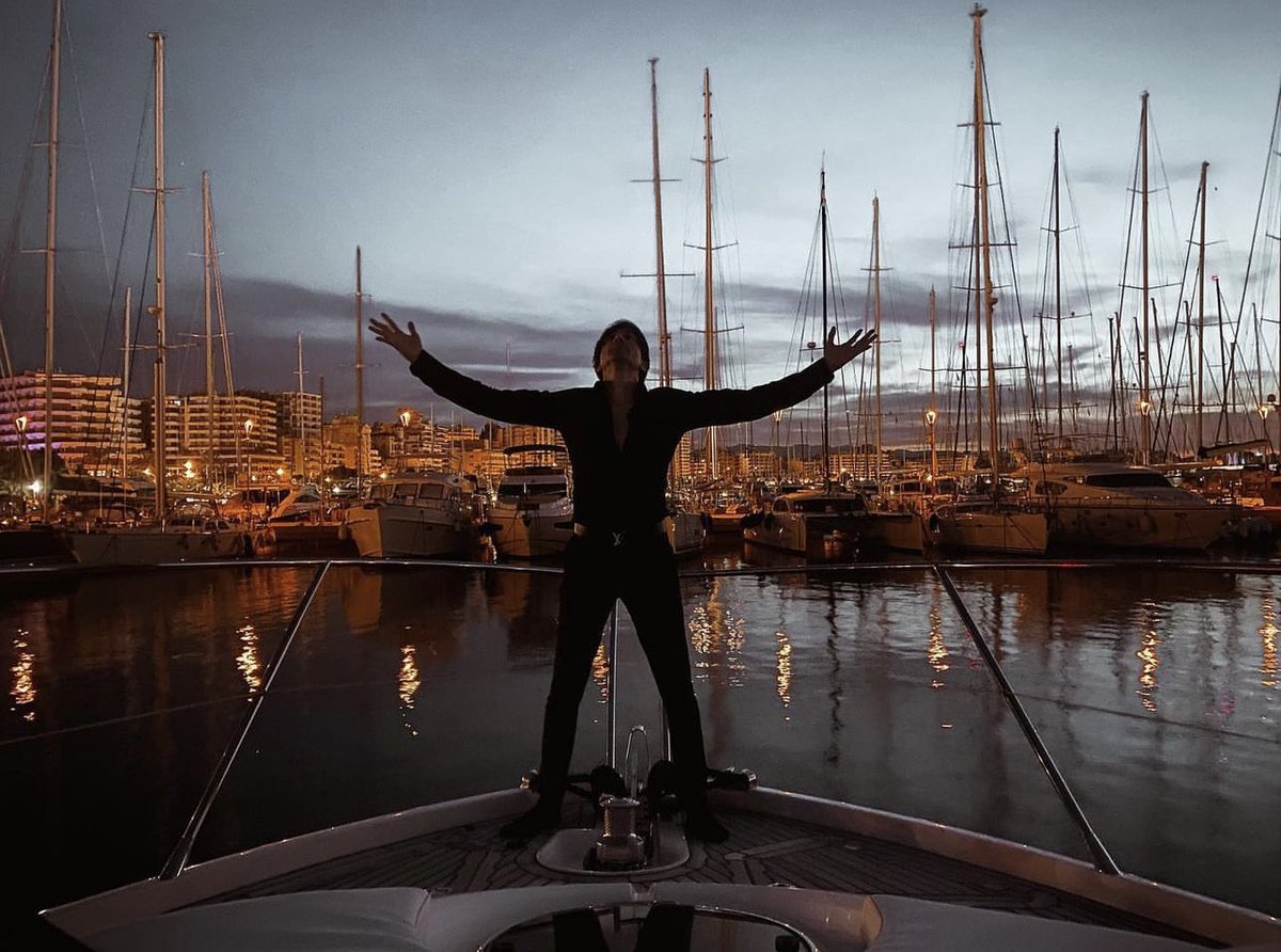 Recuerda que para conseguir el éxito, uno de los pilares más importantes es levantarse a las 5 am.

Aunque te recomiendo que pruebes a hacerlo a las 3 am, así le llevarás ventaja a los millonarios de las 5 am.

Conozco a gente que se levanta a la 1 am y está pensando en hacerlo a