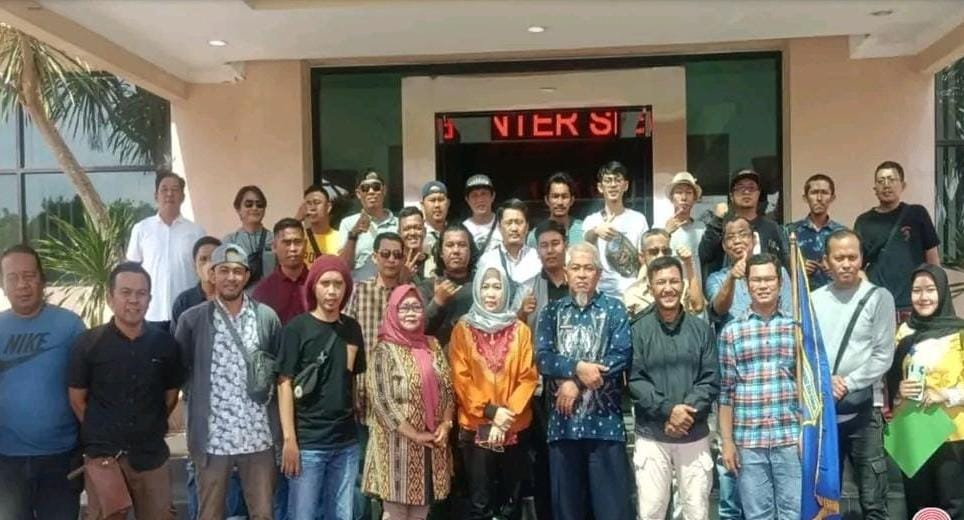 Pukanews's tweet photo. Asisten 1 Dwi Supriyanto Lepas Keberangkatan Para Wartawan OKU Timur Peserta Pelatihan Jurnalistik di Lampung
https://t.co/U8tsB1jJjo https://t.co/5RF5S54FSV