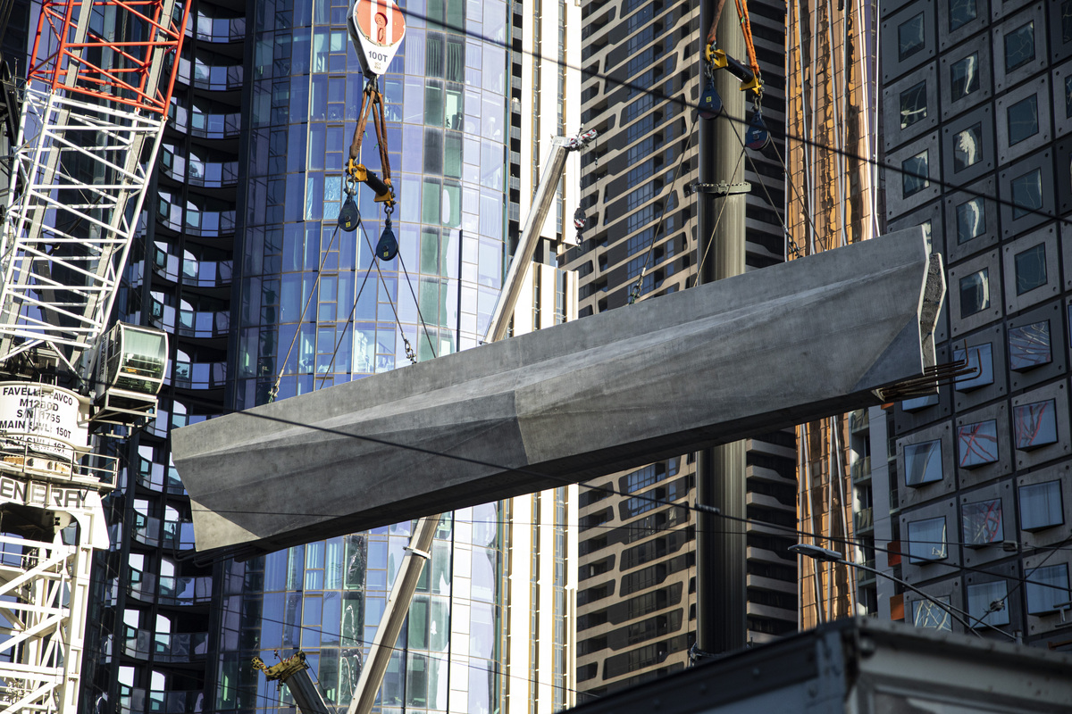 metrotunnelvic's tweet image. This is one of 6 massive concrete beams that we’re lifting onto the #StateLibraryStation entrance columns.

They will sit on top 12 towering columns to form the main station entrance on the corner of La Trobe Street and Swanston streets.

#MetroTunnel #Melbourne