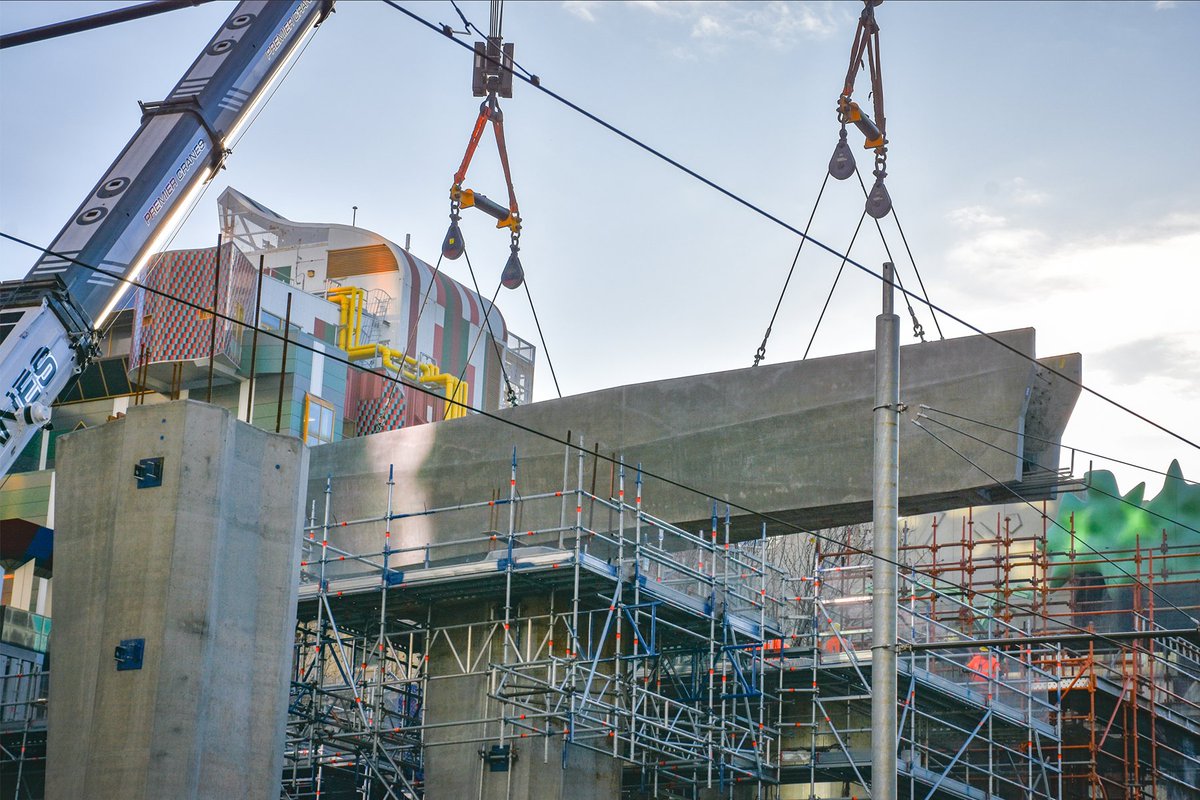 metrotunnelvic's tweet image. This is one of 6 massive concrete beams that we’re lifting onto the #StateLibraryStation entrance columns.

They will sit on top 12 towering columns to form the main station entrance on the corner of La Trobe Street and Swanston streets.

#MetroTunnel #Melbourne