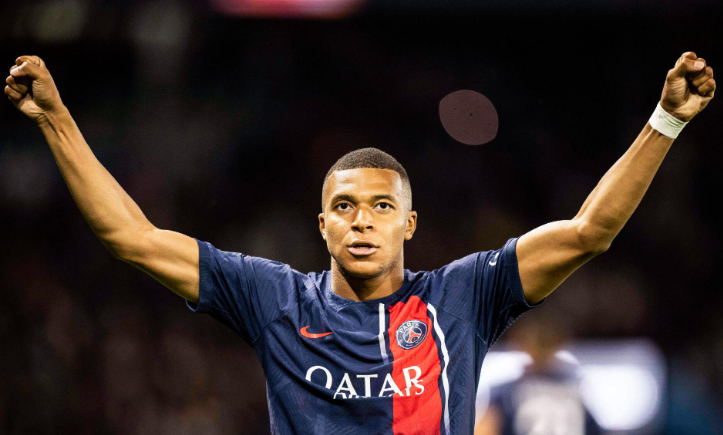 theylovesukax's tweet photo. Un entraînement avec Mbappe ou une nuit avec moi ? ☺️

Rt pour Mbappe / Like pour Moi https://t.co/oZJPqMHS7a