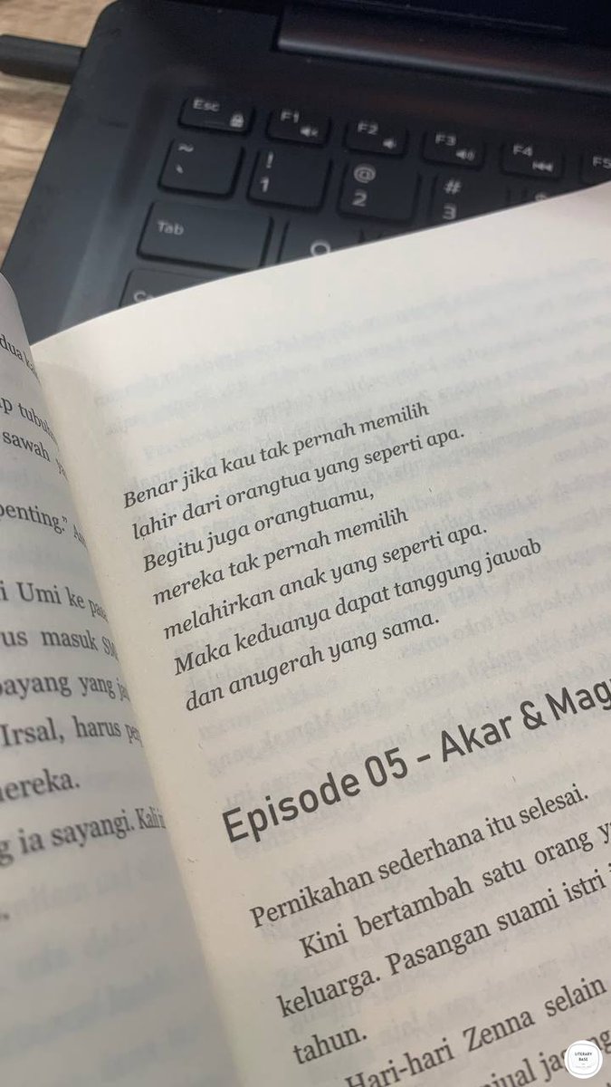 literarybase's tweet photo. lt buku ini mayan mendekonstruksi pikiran w mengenai ortu…. a solid 9/10. judulnya dompet ayah sepatu ibu 😢 https://t.co/CLAVkRtY0w