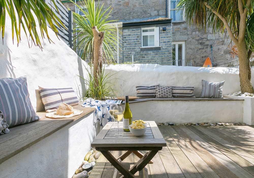 Enjoy the remaining warm days of summer in St. Ives! Book a September getaway at the charming Seawater Cottage and get 10% off any stay. Available from 12th - 18th September. Take a look at our website for more information about Seawater. sostives.co.uk/seawa…