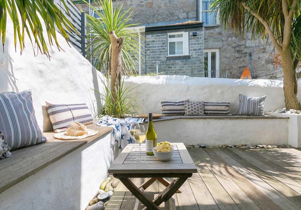 Enjoy the remaining warm days of summer in St. Ives! Book a September getaway at the charming Seawater Cottage and get 10% off any stay.
Available from 12th - 18th September. 
Take a look at our website for more information about Seawater.
sostives.co.uk/seawa…
